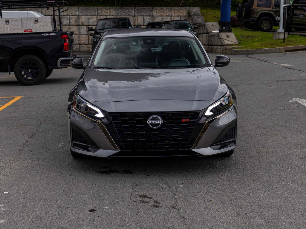 Used 2024 Nissan Altima 2.5 SR FWD image 2