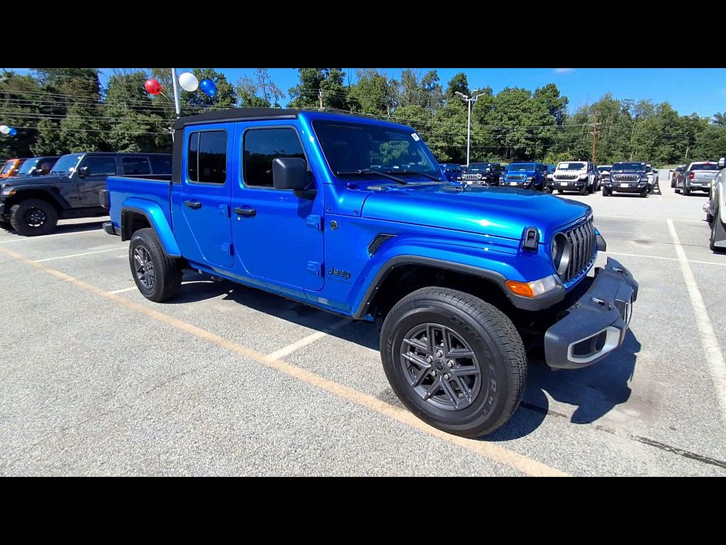 Used 2024 Jeep Gladiator Sport AWD/4WD image 2