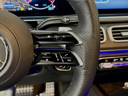 Used 2025 Mercedes-Benz GLS 450 4MATIC image 29