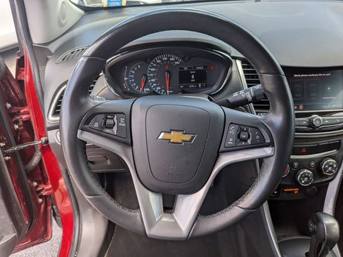 Used 2021 Chevrolet Trax LT w/ Premium Seat Package AWD/4WD image 8