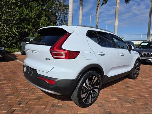 Used 2024 Volvo XC40 B5 Plus image 4