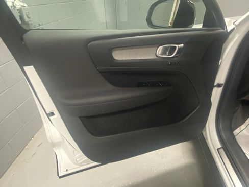 Certified 2025 Volvo XC40 B5 Plus image 7