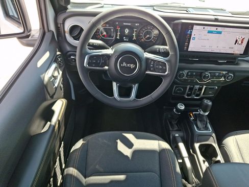 Used 2025 Jeep Wrangler Unlimited Sahara w/ Safety Group AWD/4WD image 12