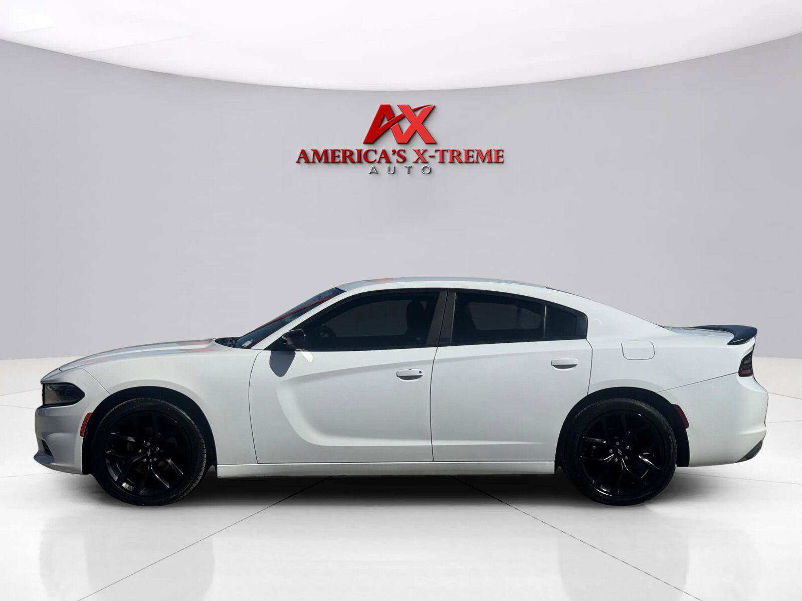 Used 2019 Dodge Charger SXT w/ Blacktop Package RWD image 2