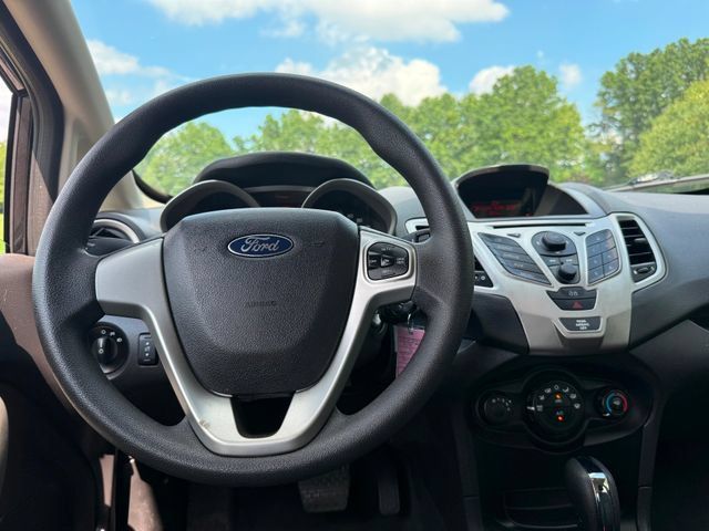 Used 2013 Ford Fiesta SE w/ Super Fuel Economy Pkg FWD image 9