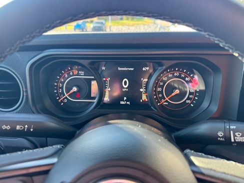 Used 2025 Jeep Gladiator Mojave w/ Convenience Group image 18