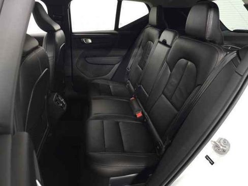 Used 2023 Volvo XC40 B4 Plus w/ Protection Package Premier image 31