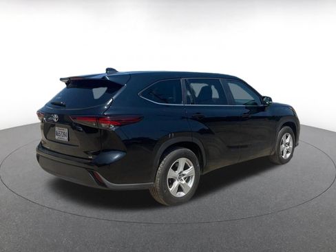 Used 2025 Toyota Highlander LE FWD image 15