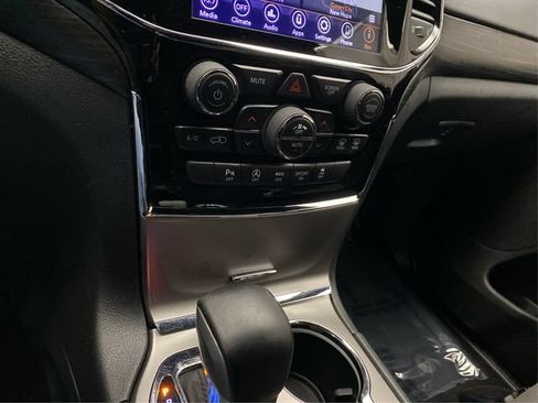 Used 2019 Jeep Grand Cherokee Laredo w/ 18" Wheel & 8.4" Radio Group AWD/4WD image 31