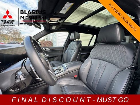 Used 2025 BMW X7 M60i w/ Climate Comfort Package image 9