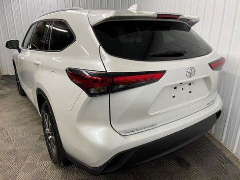 Used 2022 Toyota Highlander XLE image 9
