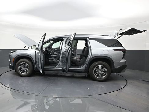 Used 2024 Chevrolet Traverse LT FWD image 30