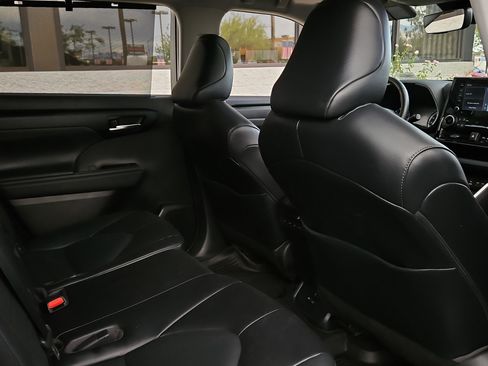 Used 2022 Toyota Highlander XLE image 21