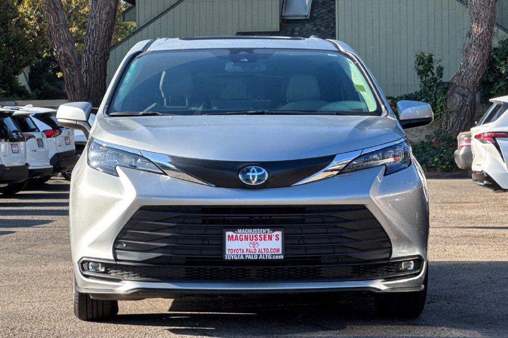 Certified 2025 Toyota Sienna XLE FWD image 8