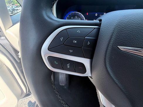 Used 2022 Chrysler Pacifica Touring-L FWD image 15