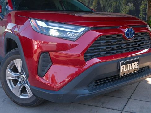 Used 2022 Toyota RAV4 XLE image 7