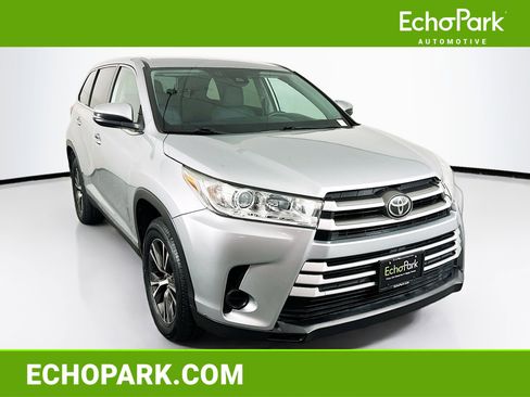 Used 2019 Toyota Highlander LE image 1