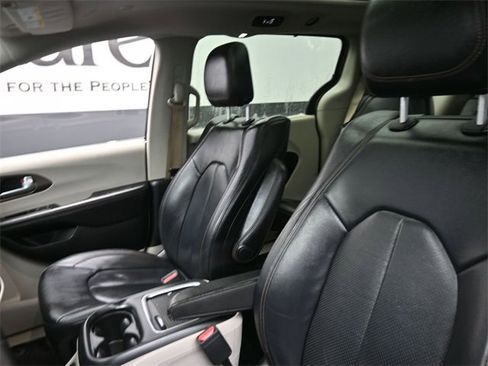 Used 2018 Chrysler Pacifica Touring-L Plus w/ Tire & Wheel Group image 16