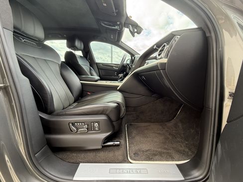 Used 2020 Bentley Bentayga image 2