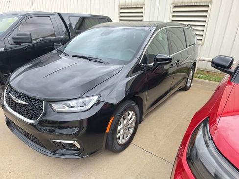 Used 2025 Chrysler Pacifica Select FWD image 1