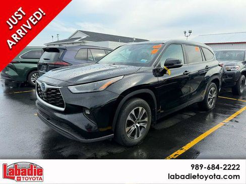 Certified 2024 Toyota Highlander XLE image 1