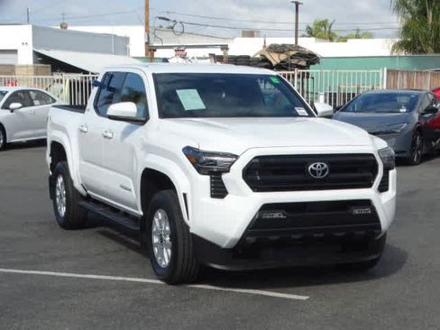 Used 2025 Toyota Tacoma SR5 image 2