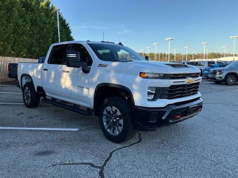 Used 2024 Chevrolet Silverado 2500 Custom w/ Custom Value Package image 3