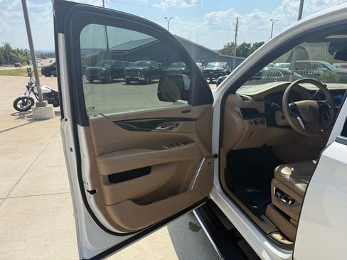 Used 2019 Cadillac Escalade Platinum image 13