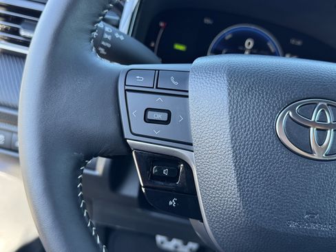 Used 2025 Toyota Camry SE w/ Convenience Package image 30