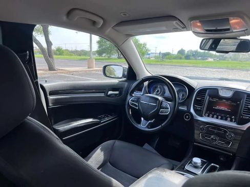 Used 2018 Chrysler 300 Touring RWD image 28