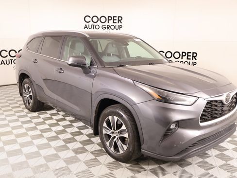Used 2024 Toyota Highlander XLE AWD/4WD image 1