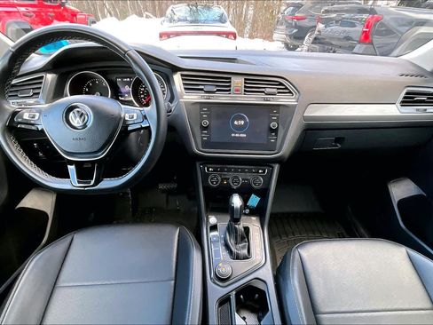 Used 2021 Volkswagen Tiguan SE w/ Panoramic Sunroof Package image 14