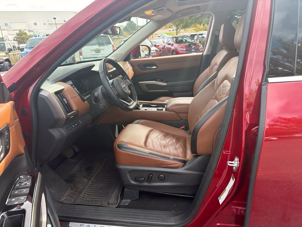 Used 2024 Nissan Pathfinder Platinum w/ Cargo Package AWD/4WD image 6