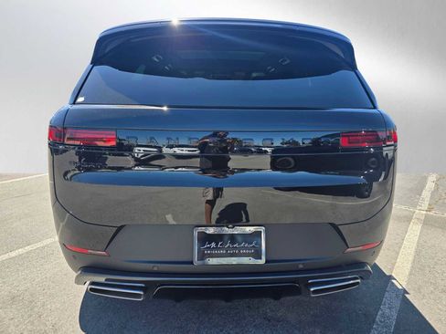 Used 2025 Land Rover Range Rover Sport SE image 4