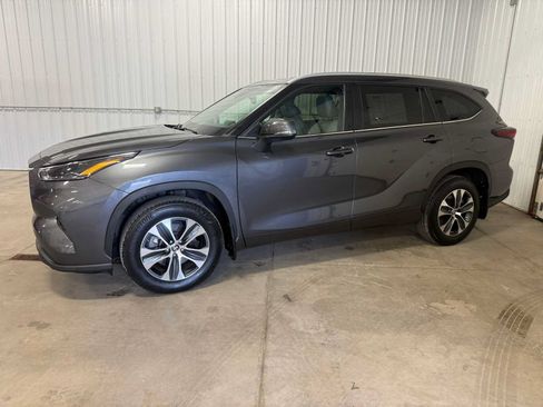 Certified 2024 Toyota Highlander XLE AWD/4WD image 2