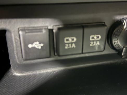 Used 2020 Toyota Highlander L AWD/4WD image 13