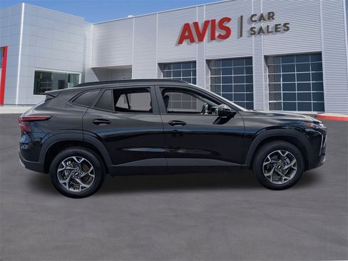 Used 2025 Chevrolet Trax LT w/ LT Convenience Package image 5