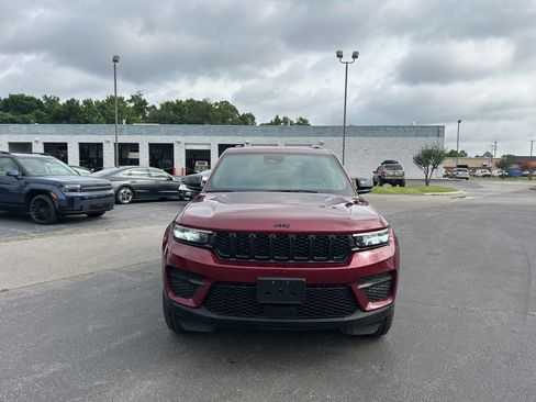 Used 2024 Jeep Grand Cherokee Altitude AWD/4WD image 3