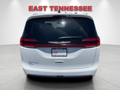 Used 2024 Chrysler Pacifica Touring-L FWD image 4