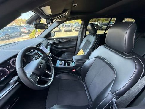 Used 2023 Jeep Grand Cherokee Altitude image 5