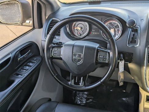 Used 2019 Dodge Grand Caravan SXT image 13