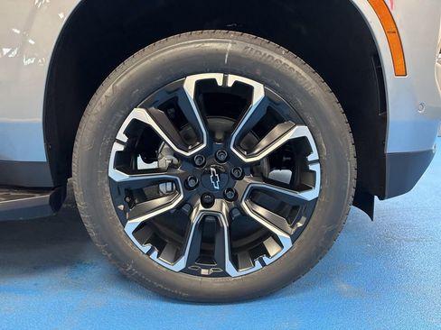 New 2026 Chevrolet Suburban Premier image 3