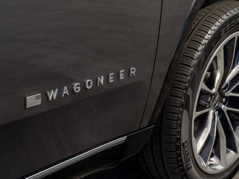Used 2024 Jeep Wagoneer Series III w/ Premium Group I AWD/4WD image 11