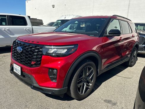 Used 2025 Ford Explorer ST RWD image 2