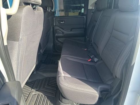 Used 2024 Nissan Frontier SV AWD/4WD image 8