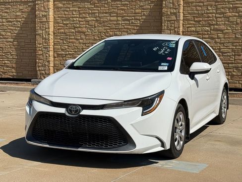 Used 2020 Toyota Corolla LE FWD image 2