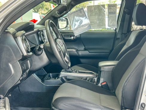 Used 2021 Toyota Tacoma TRD Off-Road w/ Technology Package AWD/4WD image 17