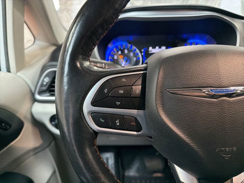 Used 2020 Chrysler Pacifica Touring-L image 18