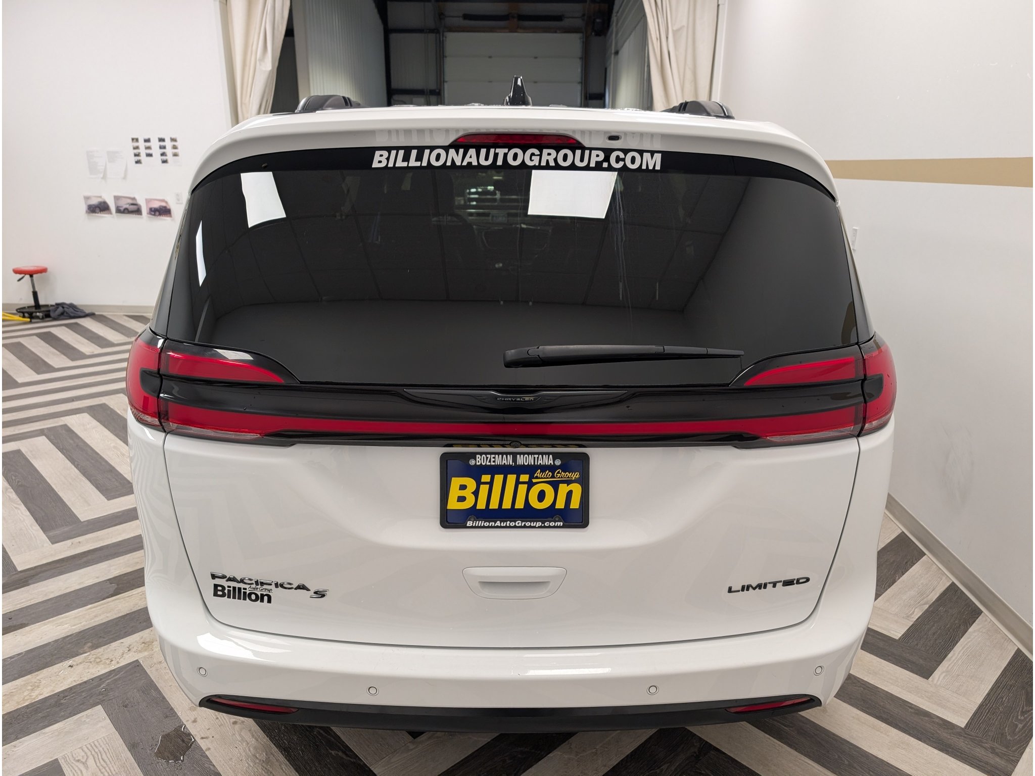 Used 2025 Chrysler Pacifica Limited FWD image 26