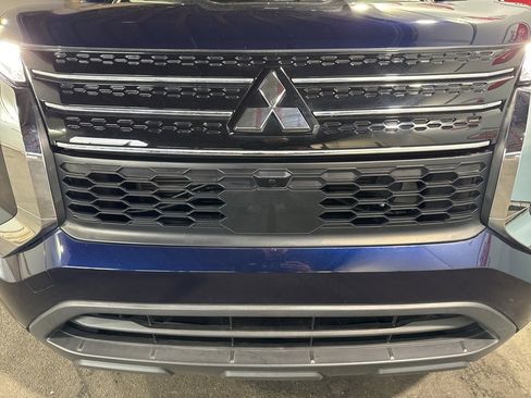 Used 2023 Mitsubishi Outlander ES image 11